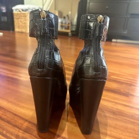 BCBGMaxAzria Black Reptile Print Platform Wedge - Picture 3 of 6